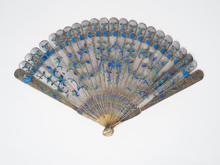 Eventail XIXème Chine à feuilles brisées. 25 brins, métal ajouré, émai