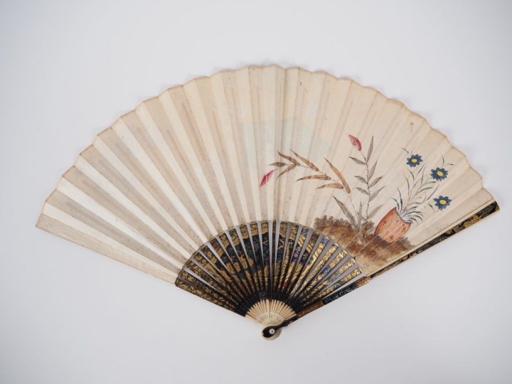 Eventail XIXème Chine. Monture en ivoire laquée rouge et or. 20 brins 