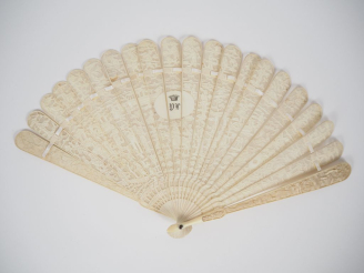 Vente aux enchères Eventail chinois XIXème à feuilles brisées en ivoire de Canton ajouré 