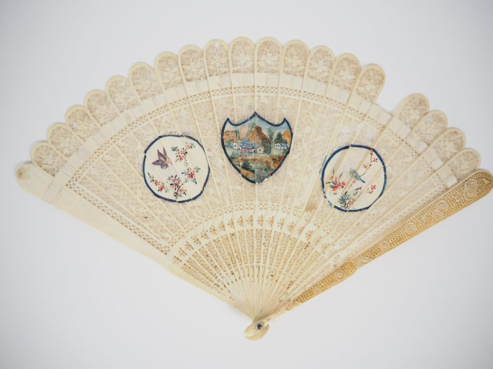 Eventail Chine 1900 à feuilles brisées. Ivoire de Canton gravé et ajou