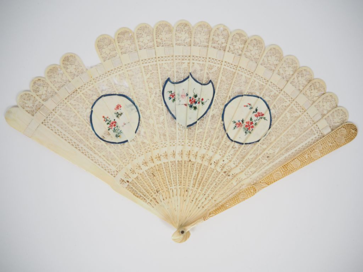 Eventail Chine 1900 à feuilles brisées. Ivoire de Canton gravé et ajou