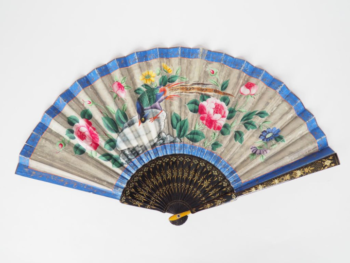 Eventail Chine XIXème à feuilles pliées. 18 brins + 2MB. Monture en ba