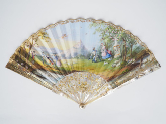 Vente aux enchères Eventail de Fiançailles XVIIIème à 19 brins en nacre sculptée, ciselée