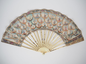 Vente aux enchères Eventail fin XVIIIème à feuilles pliées. 14 brins +2. Monture ivoire. 