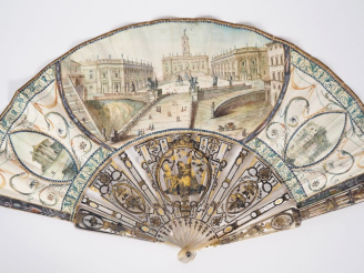 Vente aux enchères Eventail fin XVIIIème à la Pompadoure, monture en nacre ajourée et dor