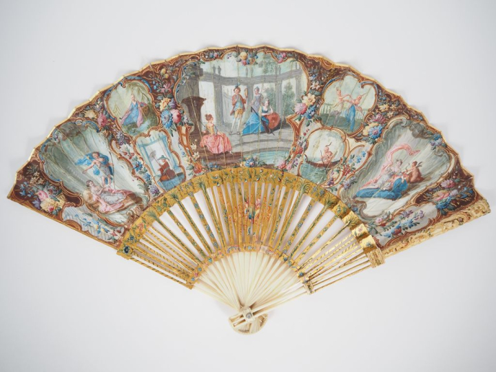 Eventail Louis XV. Dit "Tonneau" en ivoire sculpté à 20 brins + 2MB.. 