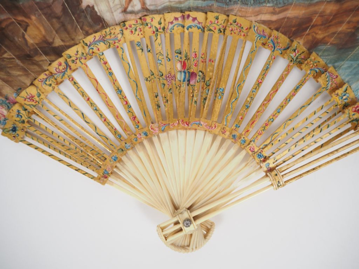 Eventail Louis XV. Dit "Tonneau" en ivoire sculpté à 20 brins + 2MB.. 