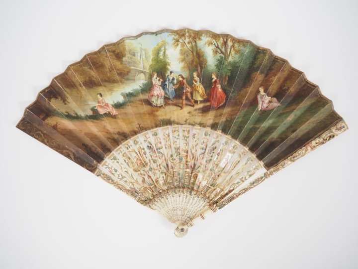 Eventail XVIIIème. Monture à 20 brins en ivoire sculpté, ciselé, reper