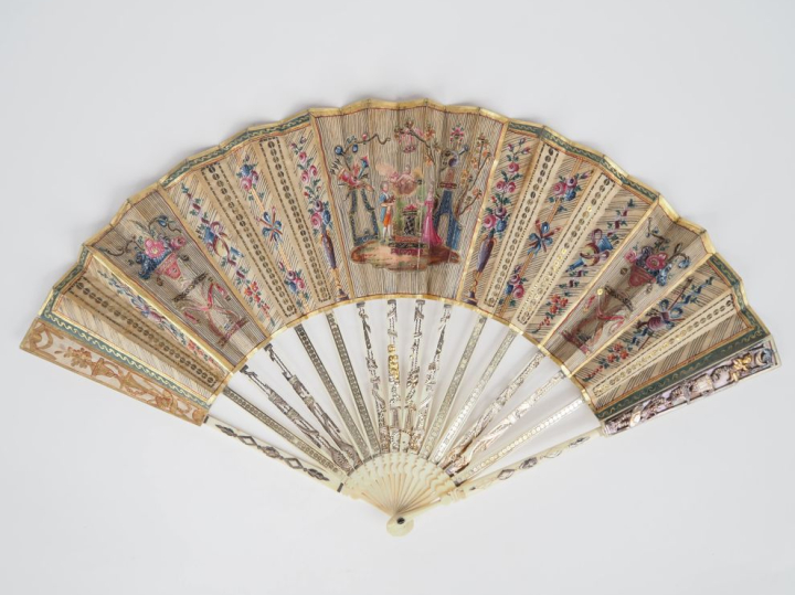 Eventail XVIIIème circa 1780 à feuilles pliées. 14 brins + 2MB. Montur