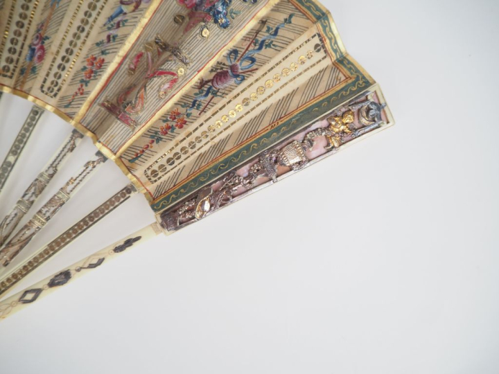 Eventail XVIIIème circa 1780 à feuilles pliées. 14 brins + 2MB. Montur