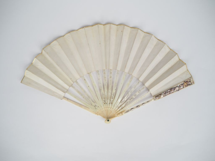 Eventail XVIIIème circa 1780 à feuilles pliées. 14 brins + 2MB. Montur