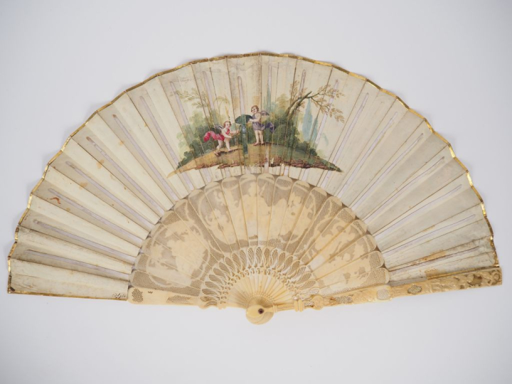 Eventail XVIIIème Angleterre vers 1760. Monture ivoire finement reperc