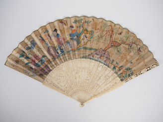 Vente aux enchères Eventail Louis XV, monture ivoire repercé,19 brins + 2 MB., à décor de