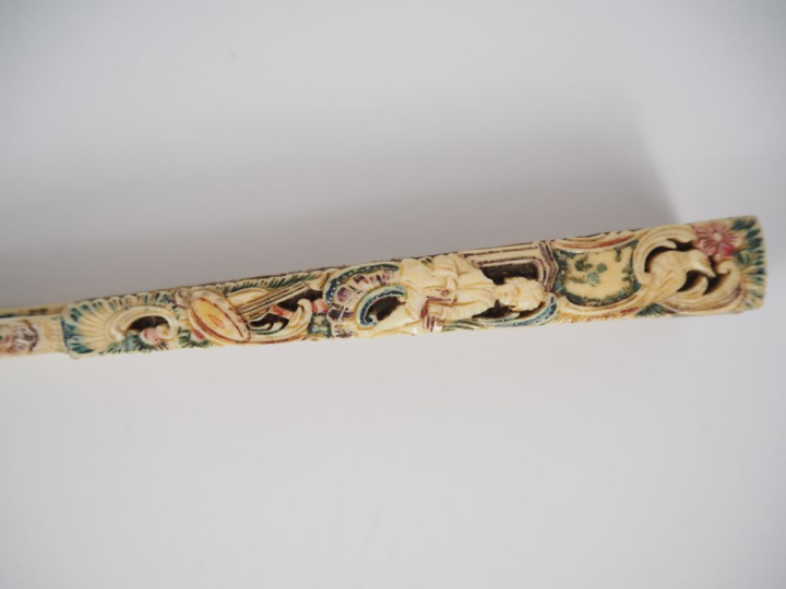 Eventail XVIIIème. Monture à 22 brins, "Squelette", en ivoire, ciselée