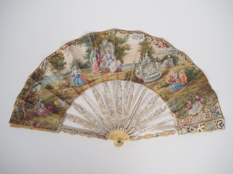 Vente aux enchères Eventail XVIIIème. Monture ivoire 12 brins + 2 gravée, sculptée, reper