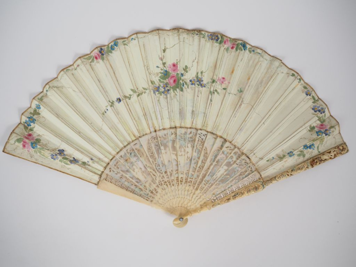 Eventail XVIIIème. Monture anglaise à 20 brins + 2 MB, en ivoire, scul