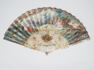 Vente aux enchères Eventail plein vol Louis XV. Monture en nacre repercée et peinte d'une