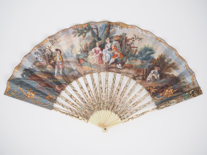 Eventail XVIIIème. 16 brins + 2 MB. Monture en ivoire à décor de médai