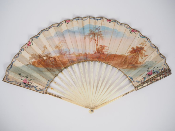 Eventail Louis XVI. Monture 18 brins en ivoire type "squelette" ciselé