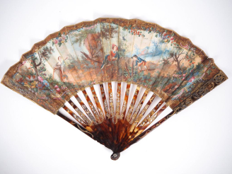 Vente aux enchères Eventail Louis XVI. Monture à 16 brins en écaille reperçée, ciselée, i