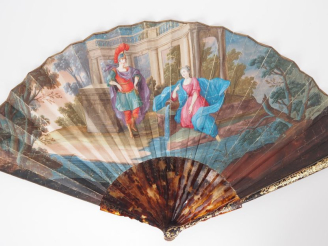 Vente aux enchères Eventail de style Louis XIV à feuilles pliées en écaille brune gravée 