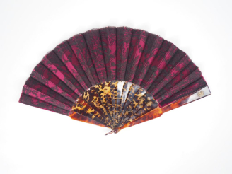 Vente aux enchères Eventail Napoléon III en écaille brune à feuilles... Dentelle noire su