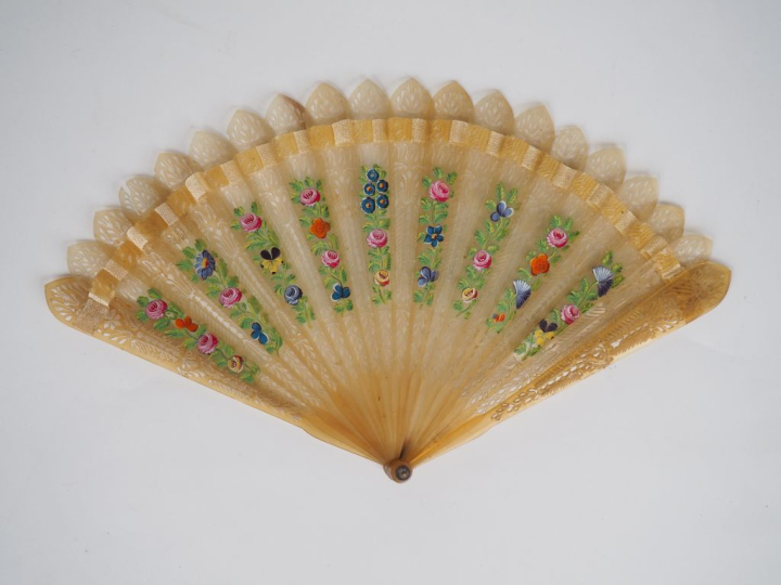 Eventail XIXème à feuilles brisées en corne blonde ajourée et peinte, 