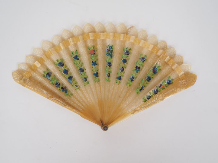 Eventail XIXème à feuilles brisées en corne blonde ajourée et peinte, 