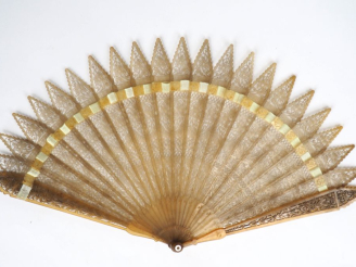 Vente aux enchères Eventail Restauration à feuilles brisées. Corne blonde finement reperc
