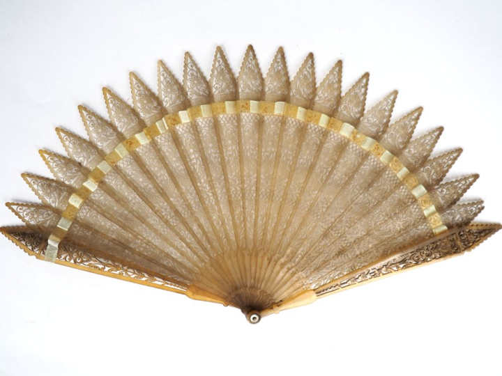 Eventail Restauration à feuilles brisées. Corne blonde finement reperc