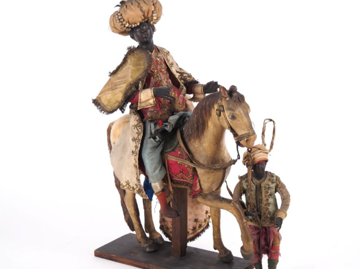 Sujet Napolitain en terre cuite polychrome et soie figurant un cavalie