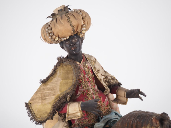 Sujet Napolitain en terre cuite polychrome et soie figurant un cavalie