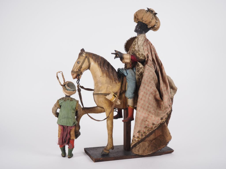 Sujet Napolitain en terre cuite polychrome et soie figurant un cavalie