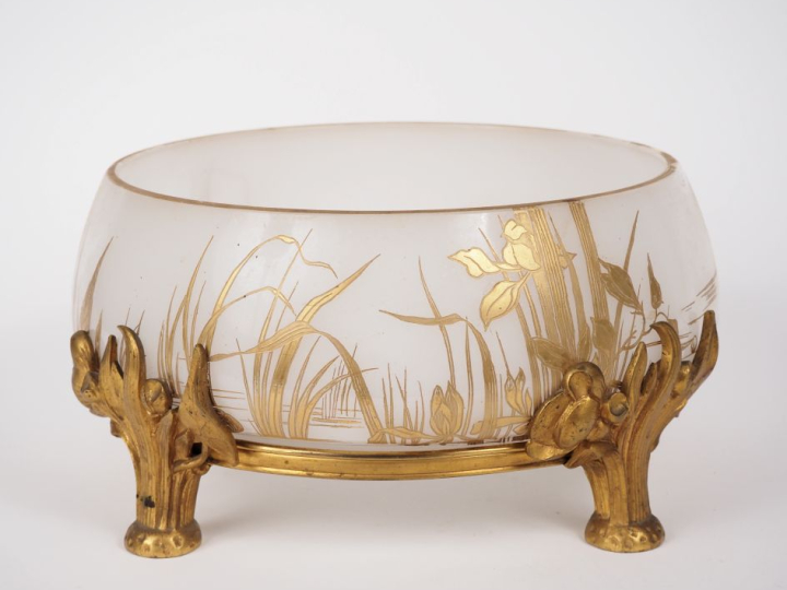 BACCARAT. Coupe en opaline blanche à décor doré et émaillé de roseaux 