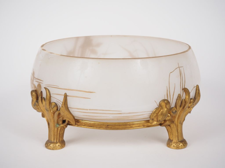 BACCARAT. Coupe en opaline blanche à décor doré et émaillé de roseaux 