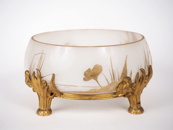 BACCARAT. Coupe en opaline blanche à décor doré et émaillé de roseaux 