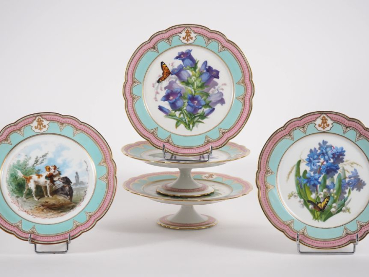 Service à dessert Napoléon III en porcelaine, à décor polychrome de fr