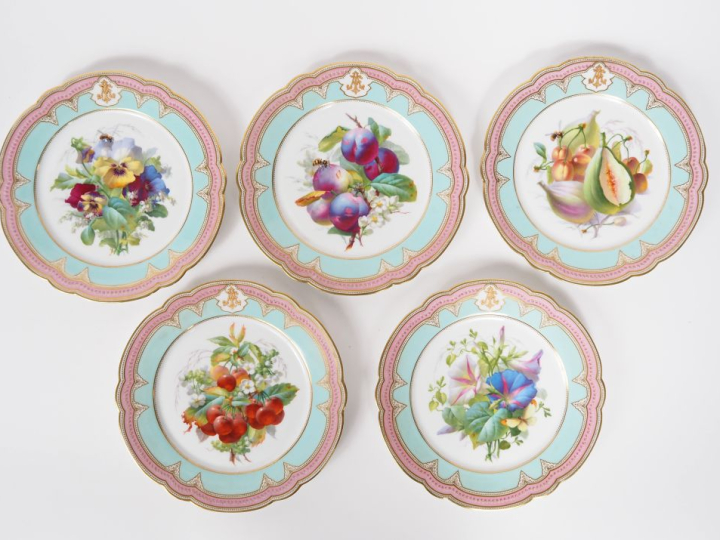 Service à dessert Napoléon III en porcelaine, à décor polychrome de fr