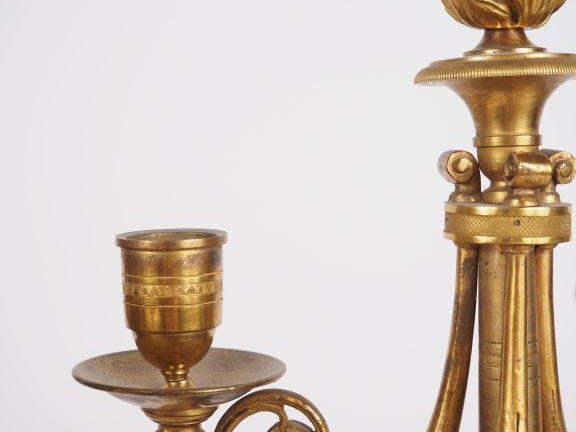 Paire de flambeaux XIXème en bronze patiné et doré, fûts en forme de p