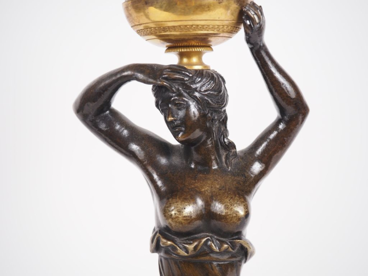 Paire de flambeaux XIXème en bronze patiné et doré, fûts en forme de p