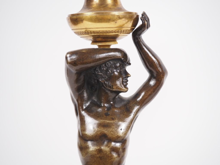 Paire de flambeaux XIXème en bronze patiné et doré, fûts en forme de p