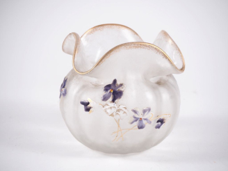 Vente aux enchères Vase Napoléon III en cristal émaillé et doré à décor de violettes. H. 