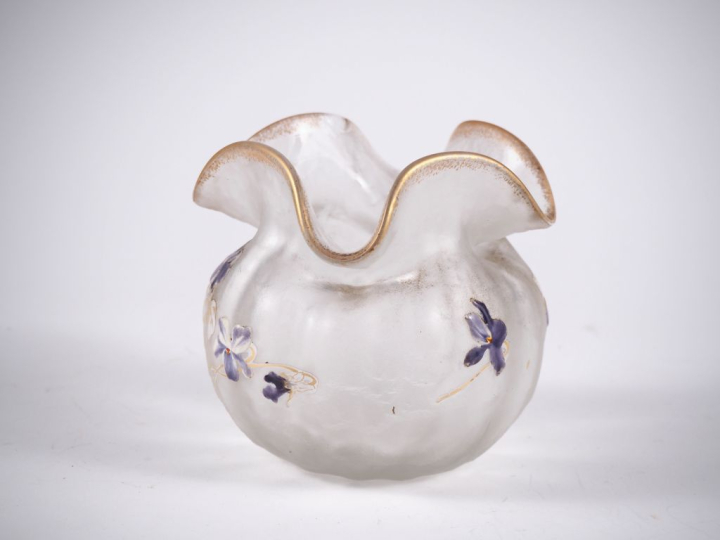 Vase Napoléon III en cristal émaillé et doré à décor de violettes. H. 