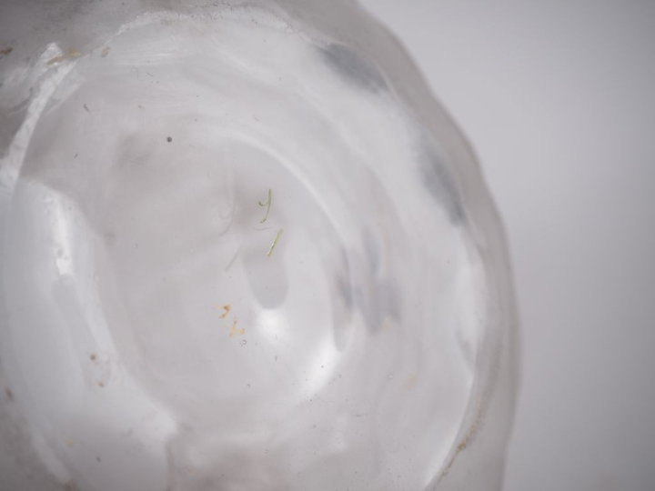 Vase Napoléon III en cristal émaillé et doré à décor de violettes. H. 