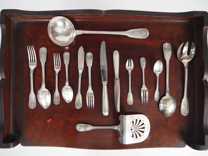 CHRISTOFLE.  Ménagère en métal argenté, modèle à double coquille et fi