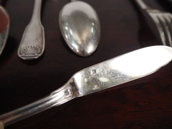 CHRISTOFLE.  Ménagère en métal argenté, modèle à double coquille et fi