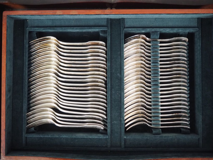 CHRISTOFLE.  Ménagère en métal argenté, modèle à double coquille et fi