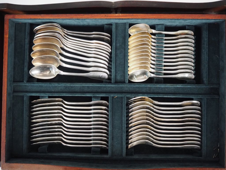 CHRISTOFLE.  Ménagère en métal argenté, modèle à double coquille et fi