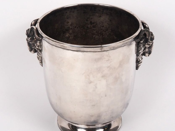 Seau à champagne en métal argenté sur piedouche, anses en forme de muf