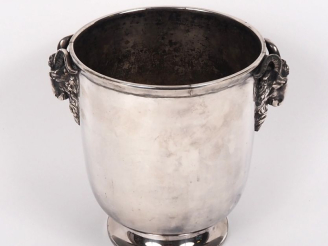 Vente aux enchères Seau à champagne en métal argenté sur piedouche, anses en forme de muf